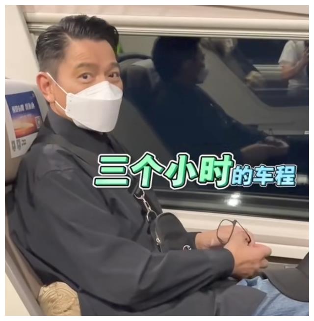 刘德华|刘德华坐高铁好兴奋！激动自拍跟家人分享，还对自己全身狂喷酒精