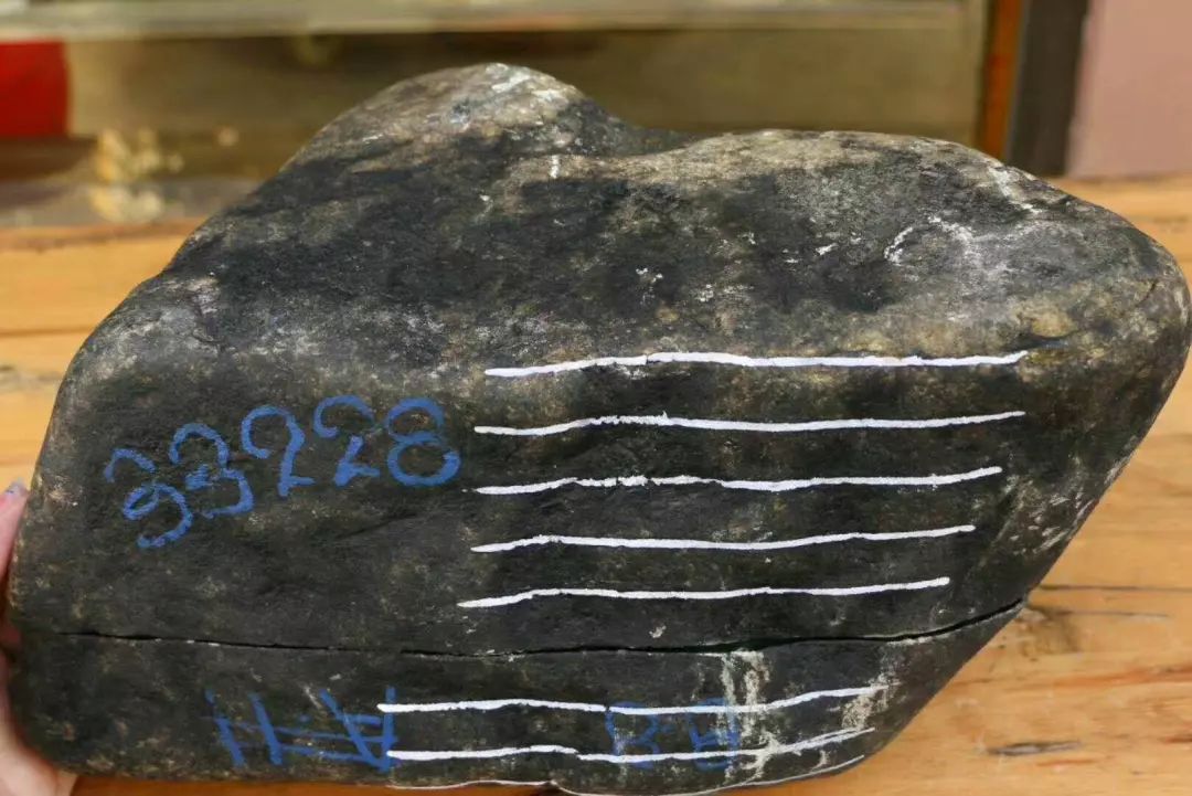 翡翠手镯|3万买下20公斤的全赌料，结果切出45条冰绿花翡翠手镯！大涨！! ！