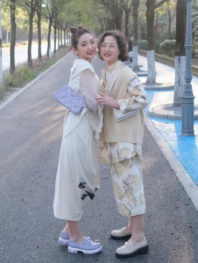 穿衣搭配 论打扮时髦我只服这些妈妈辈：衣服永远叠着穿，发短不乱，太绝了