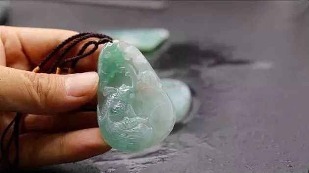 翡翠|大叔拿私房钱买下的南齐翡翠原石，切出糯冰种绿色花，单车变宝马！