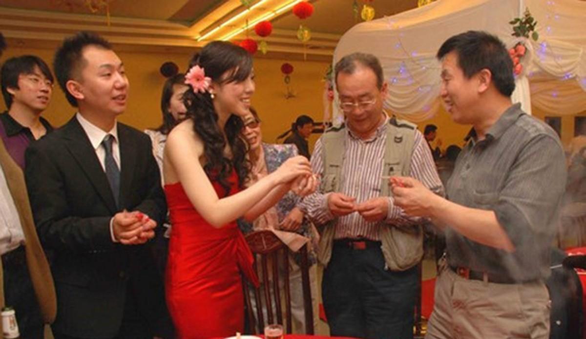 河北一男子二婚,前妻不请自来,还在婚礼上连开20瓶茅台,解气