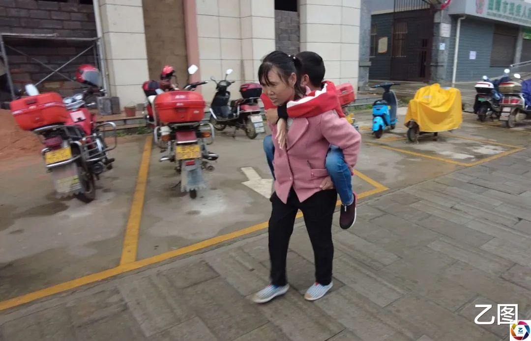 大宝患病无钱治,女子选择在家生二宝遭遇难产,毁了二宝一生