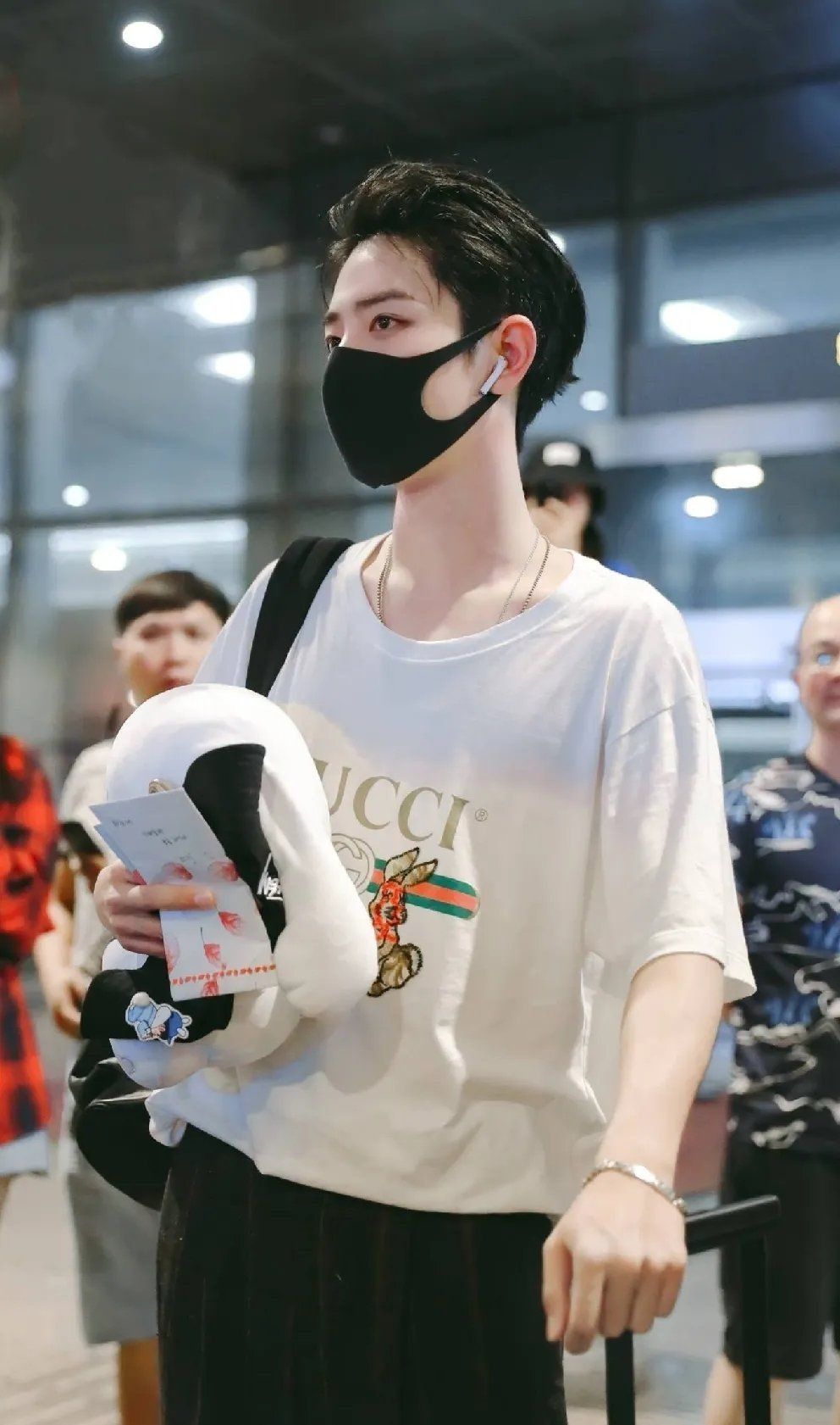 肖战|肖战微博认证更新了,终于开启演员歌手肖战新篇章,是演员肖战