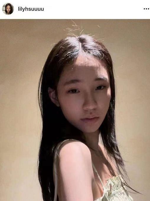 穿衣搭配 小S女儿瘦身太过,穿吊带暴露孱弱体态,眼神迷离看着太没精神