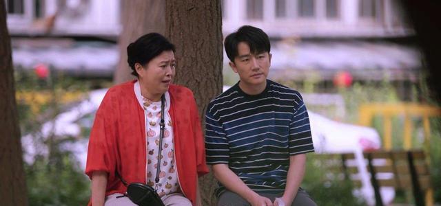 正午阳光|正午阳光没有拍砸，这种存在差距的爱情故事，既心酸又幽默还甜蜜