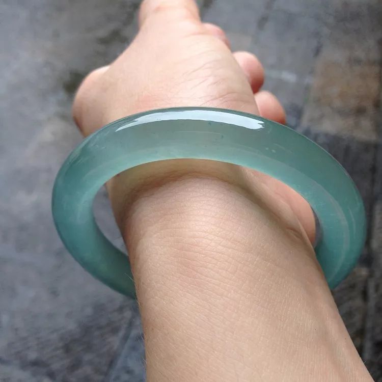 翡翠|叫价20万的石头被中年大叔砍价到15万拿下,擦洗干净后裂痕无数,亏了吗?