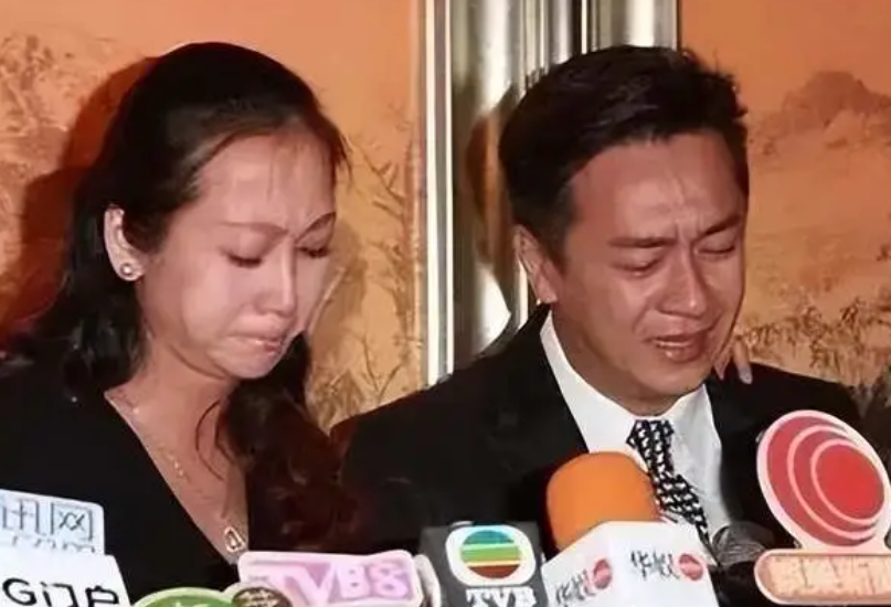 张嘉倪|52岁陈浩明：骚扰女星、出轨，半夜敲阿胶门，今一家8口花一千五买菜嫌贵