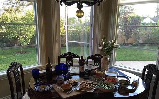 晒晒郎平教练在美国的家,餐厅摆放着红木餐桌,上面还有中式雕花