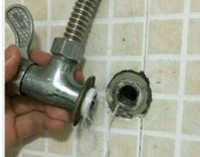 水龙头断墙里怎么办?笨办法费力不讨好,教你三个办法轻松取出