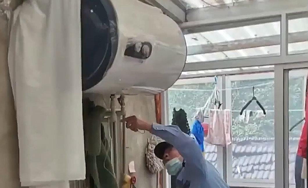 3条大蛇盘踞在四川居民的吊顶，敢吃眼镜蛇的蛇，怎么跑到家里？