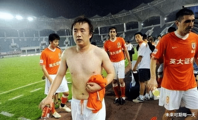 国足|不讲武德！小罗加盟印尼联赛，年薪仅20万，这让中国男足情何以堪？