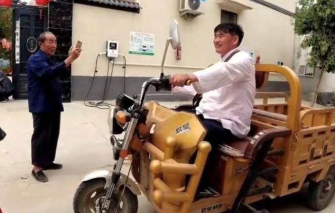 朱之文|朱楼村村民偷拍朱雪梅遭大衣嫂怒斥,自称是大衣哥爷爷,是本家!