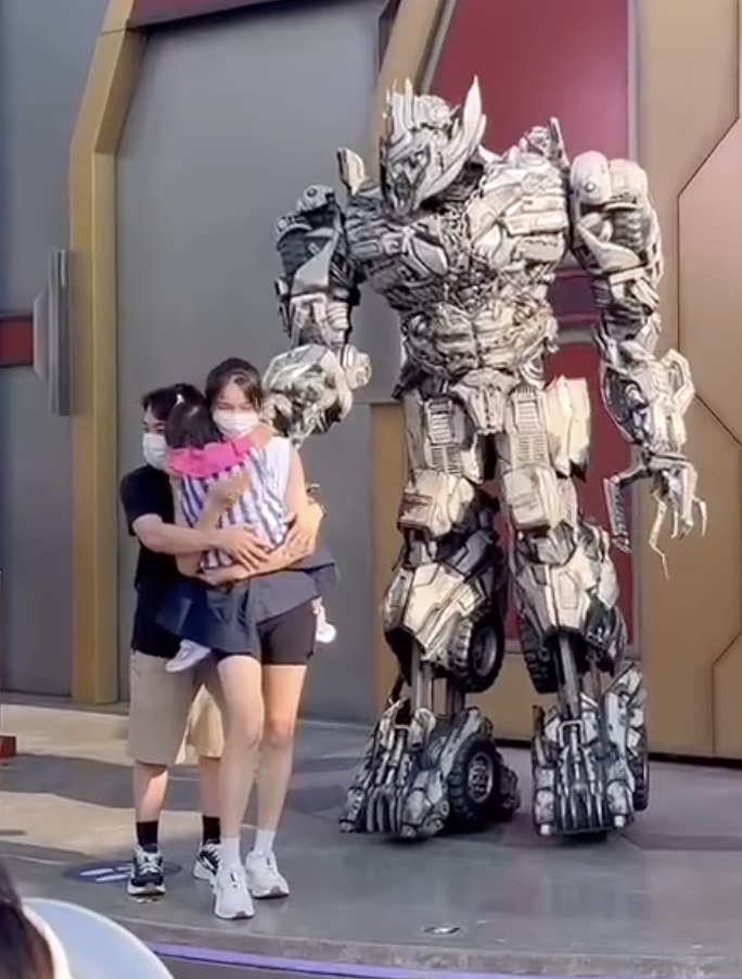 王祖蓝|王祖蓝一家四口打卡环球影城，小女儿大眼睛水汪汪，颜值上升不少