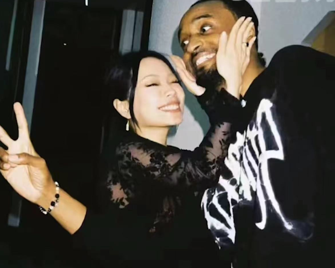 万妮达|28岁女星官宣与外籍男友恋情,跨国恋引争议,霸气维护称其很优秀