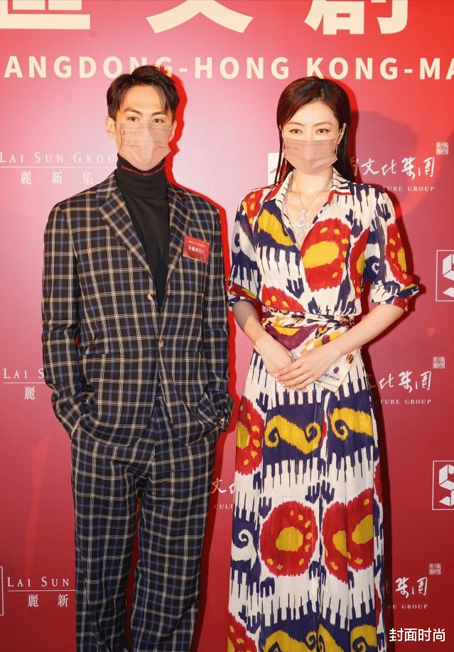 熊黛林为显瘦挺拼的,穿印花衬衫裙用丝巾裹腰,一点不像孩子妈妈