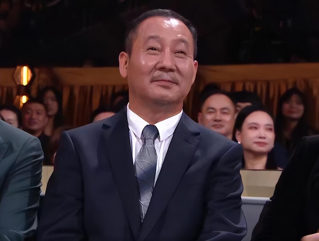 谭松韵|看众星金鹰奖颁奖礼造型：42岁殷桃黑裙显身材，谭松韵波点裙清新