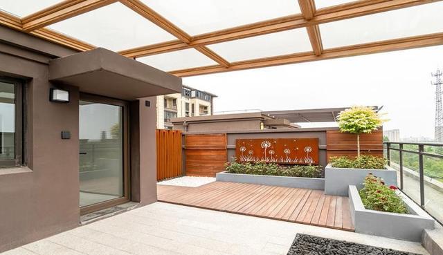 开发商送的露台，我不能让它荒废了，防腐木+地砖拼铺地面，好看