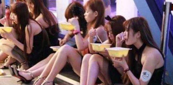 横店|横店群演3万人，女神遍地都是，“裸替”才100，只为一夜成名