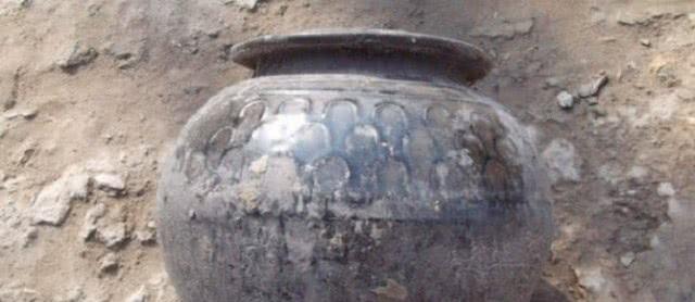 古钱币|村民们从农田里挖出古钱币,们争先恐后地在闻讯之后挖出枚古钱币