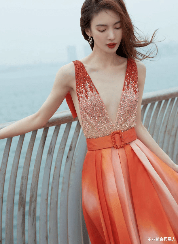 金晨|虎背熊腰or性感美背?这12位女星的背,让我看到“世界参差”