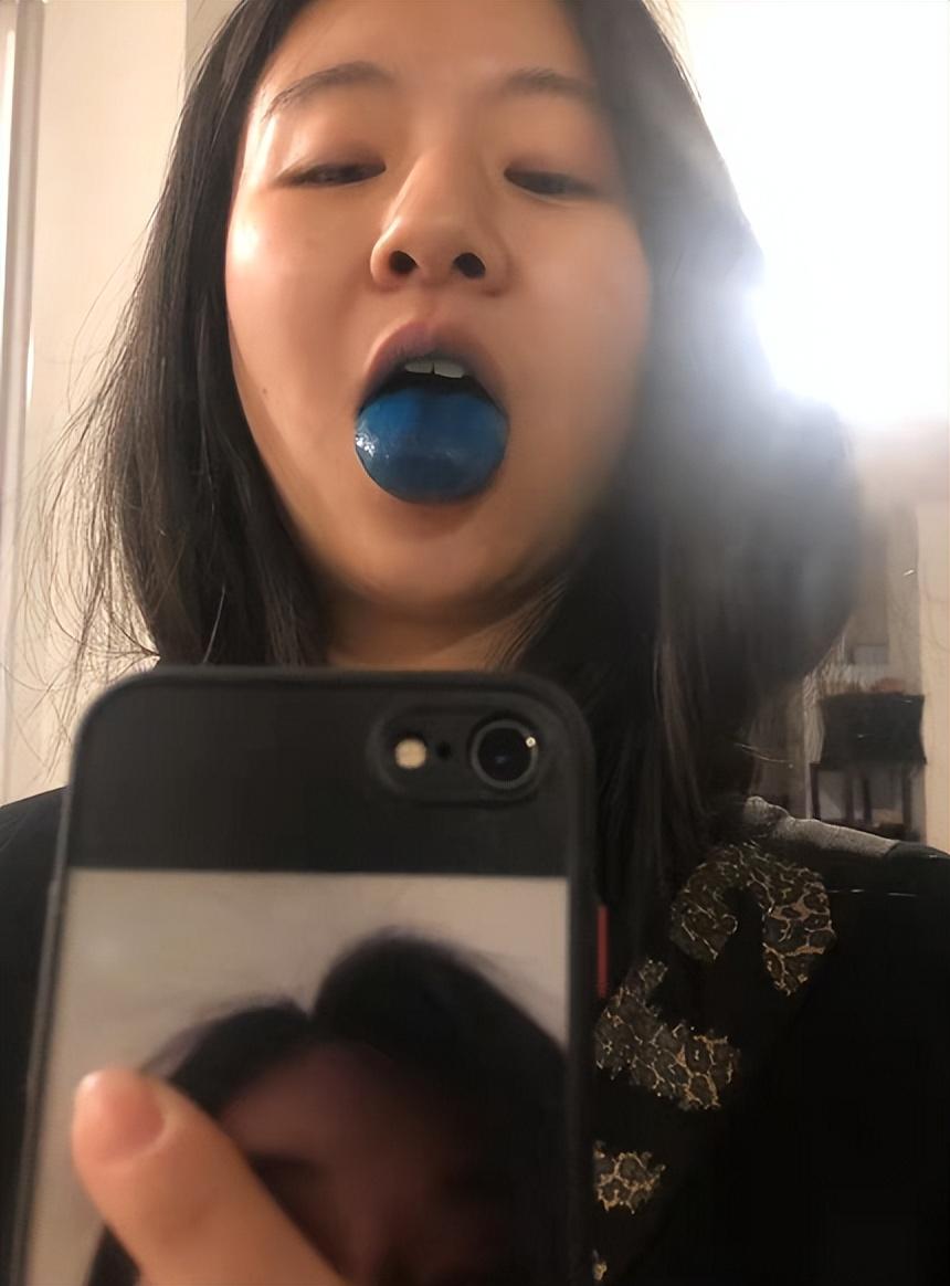 小彩旗|小彩旗国外生活惹担忧，舌头涂蓝脸色蜡黄，她的选择正确吗！
