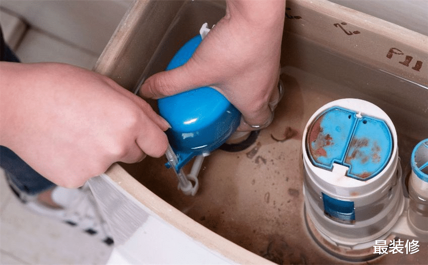 为什么马桶用久了吸力小,整天臭烘烘?这4个地方是“罪魁祸首”