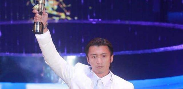 谢霆锋|从18岁走来的谢霆锋，是一代歌手，还是当红小生，更是一位大厨！