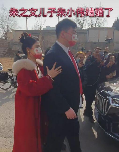 EXO|大衣嫂参加朱小伟陈萌婚礼,打扮寒酸遭吐槽,网友:二婚不被重视!