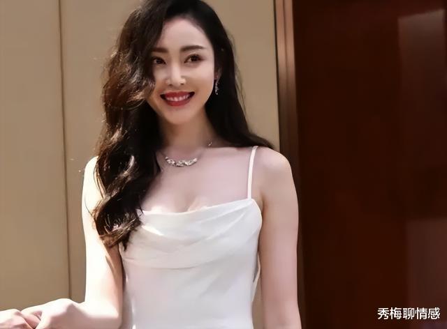 许晴|9位女神穿吊带裙对比，殷桃美到犯规，许晴令人着迷