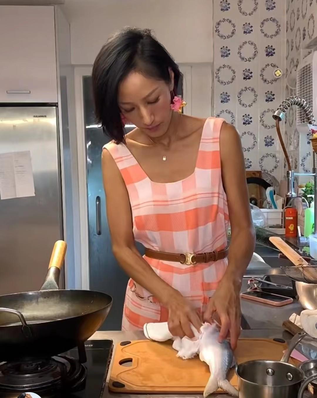 蒋怡|45岁星女郎蒋怡久违露面，身材暴瘦骨头突出，嫁设计师专心做阔太