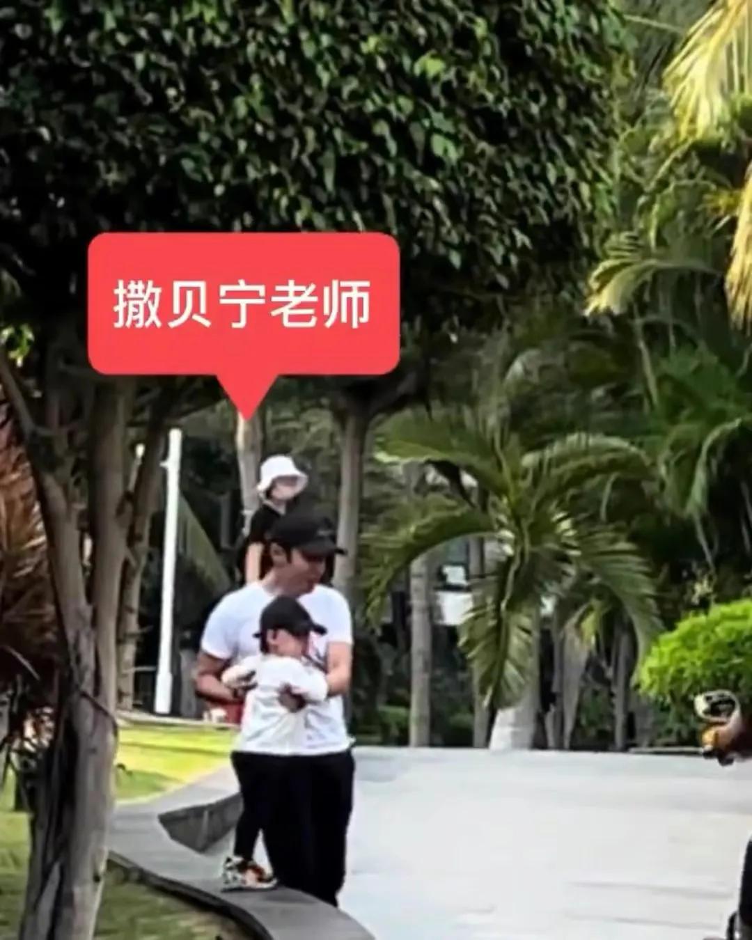 撒贝宁|偶遇撒贝宁夫妇带龙凤胎公园野餐,2岁女儿软萌可爱,超像洋娃娃