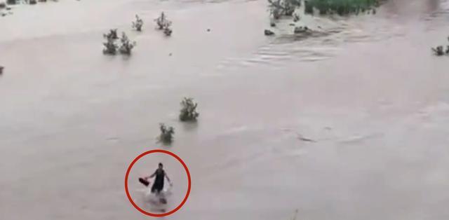 运动|抓鱼丢了小命!四川一男子下河捞鱼被水卷走,路人无计可施干着急