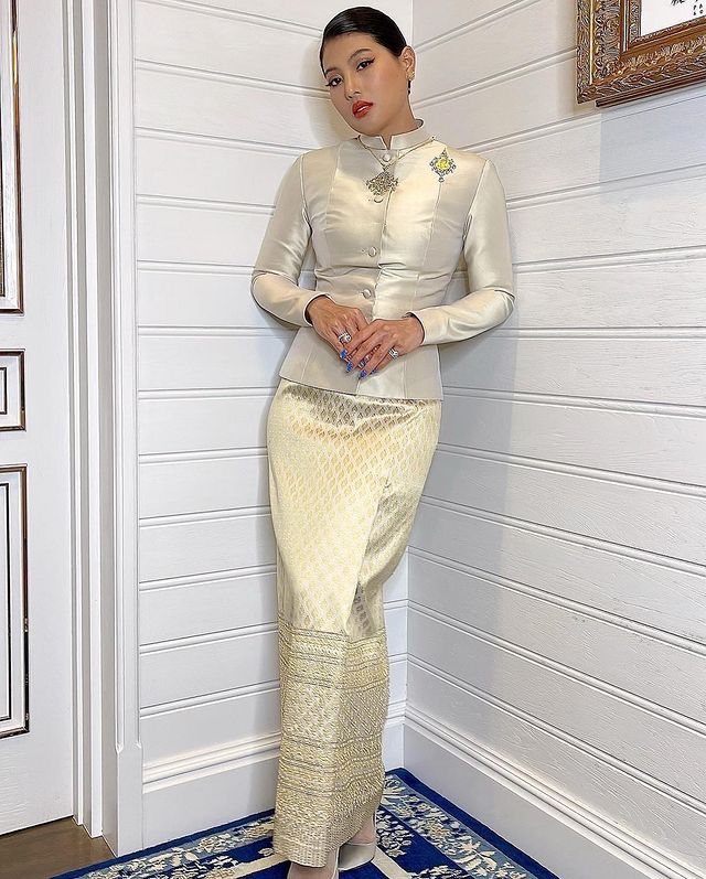 诗妮娜|诗妮娜难以翻身了？泰王帝后夫妇大秀恩爱，苏提达穿鎏金红裙太美