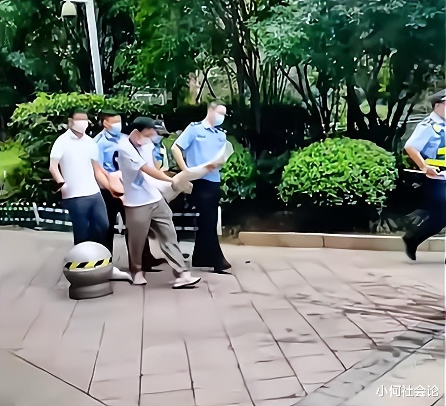 男子在小区学狗叫,趴地行走见人就扑咬,居民吓得惊慌躲避