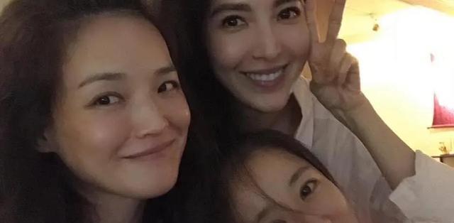 舒淇|舒淇粉红色男孩发型惹眼，看似假发，网友怀念她波浪长发