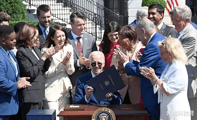 郭明錤|美国芯片封锁自尝恶果？芯片巨头镁光遭遇寒冬，裁员、降薪组合自救