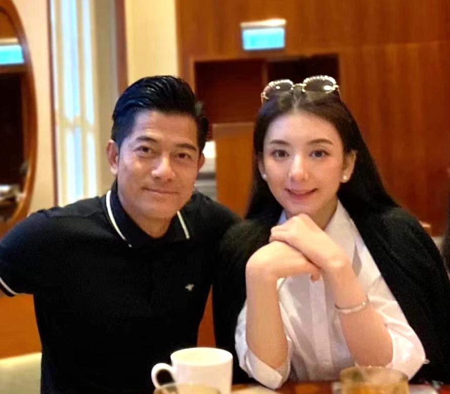 郭富城|郭富城陪太太方媛买手机壳,体贴入微的表现令网友大呼“太甜了”