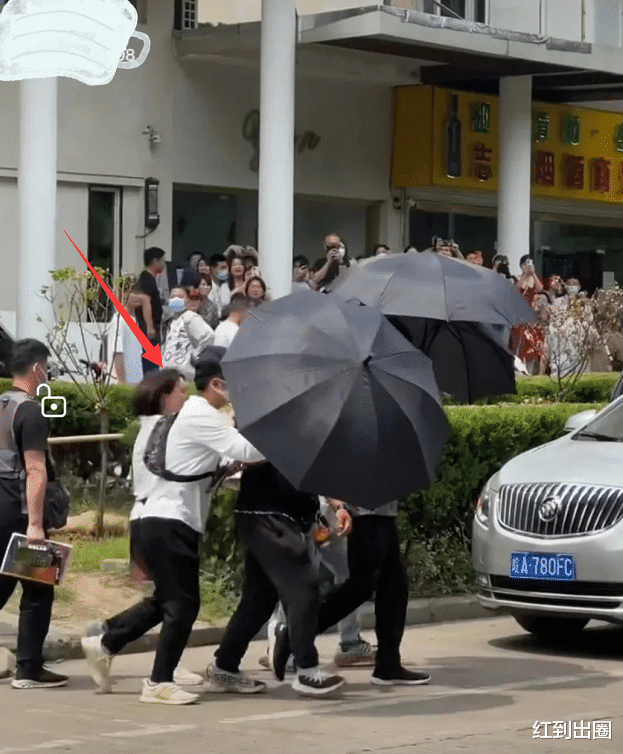 胡歌|胡歌被女粉丝疯狂送花，现场混乱吓到转头就走，助理连忙上前阻拦