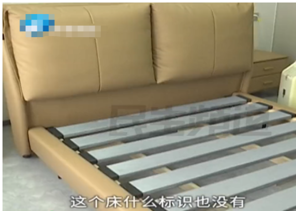 河南郑州,一名女子去商场买床,她看中了一个软包床,当时花5000元定了下来