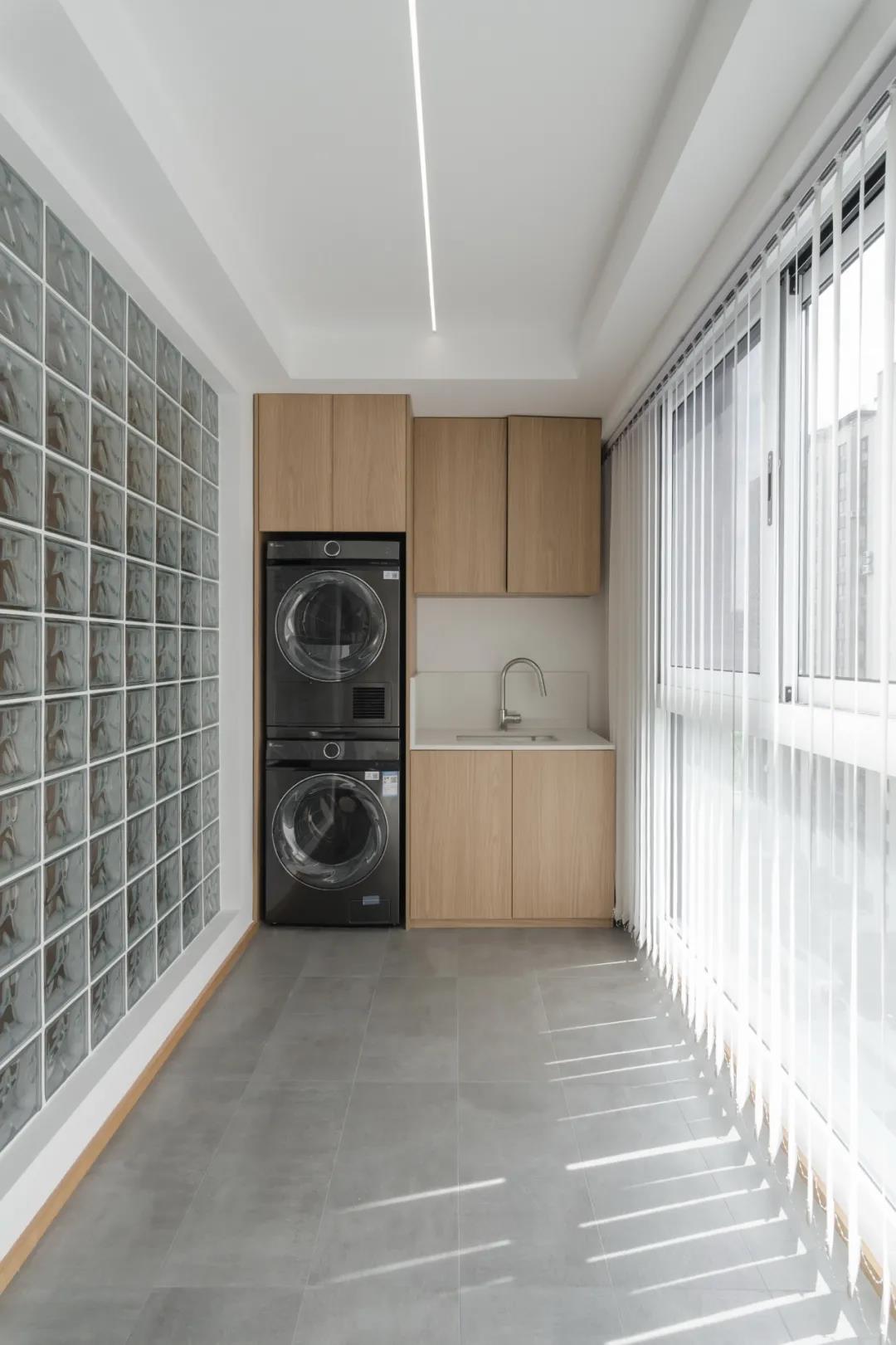 拒绝“模板化”装修,她坚持全屋大白墙+原木色,温暖治愈不俗气