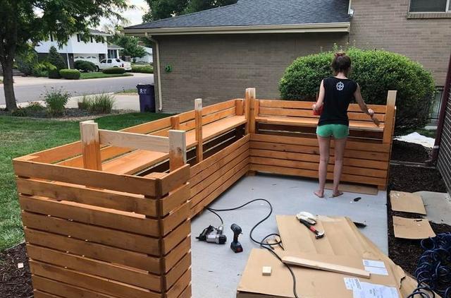 分出小院6空间,用1.2m木板花坛围起来,打造庭院休闲角,惬意