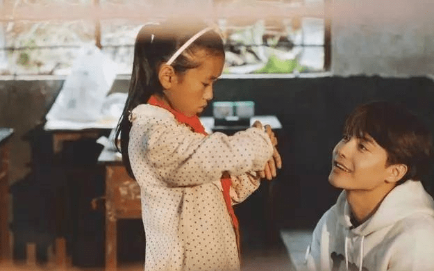 安妮·海瑟薇|生活乱七八糟,被雪藏禁唱十年,一手烂牌打出王炸人生