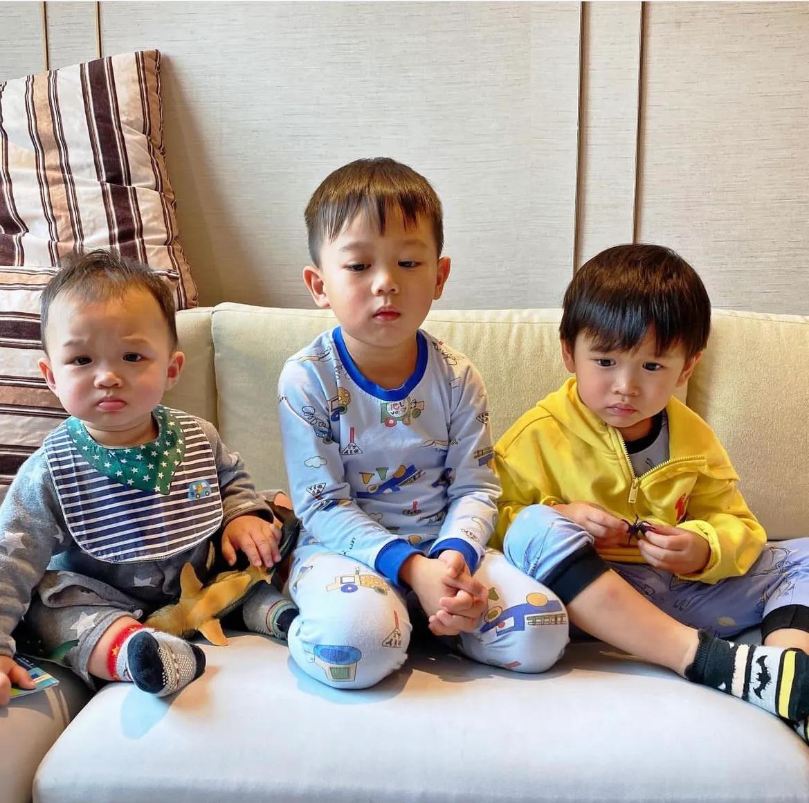 李乘德|胡杏儿老公和儿子们布置圣诞树，父子互动画面温馨，仨儿子太可爱