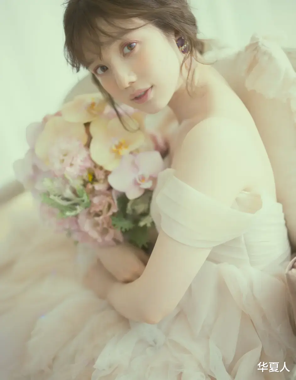 美丽|照片中她身穿美丽的婚纱,日本电视台女播音弘中绫香结婚