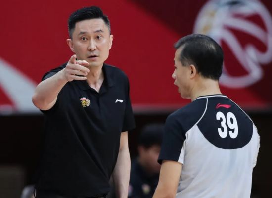杜锋|“杜锋，下课！”4点原因让球迷质疑，杜锋执教恐已黔驴技穷