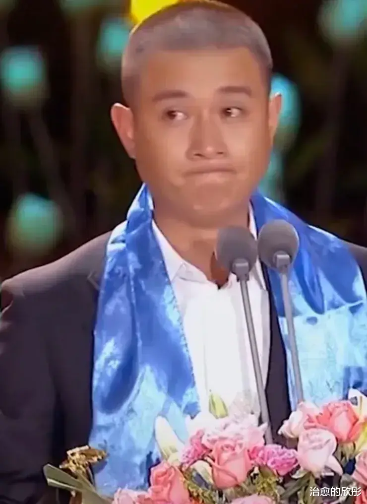 马伊琍|回顾:文章在领奖台上,强忍着泪水时,马伊琍的表情暴露出了什么