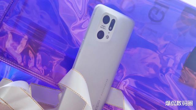 小姐姐|公司小姐姐手机换新,推荐了这两部,你们觉得哪个更值得买?