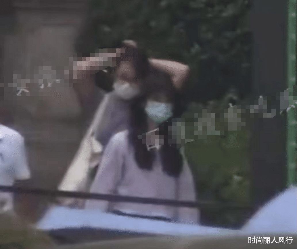 刘诗诗|刘诗诗私下哪有女明星样！穿防晒衣聚餐外八字走路像大爷，超随性