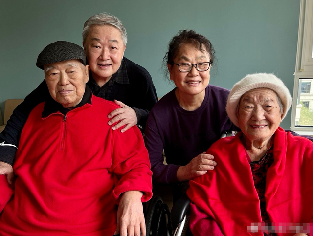 小姐姐|于洋养老院办92岁生日宴!穿红衣切蛋糕颤颤巍巍,鲜花礼物摆满屋