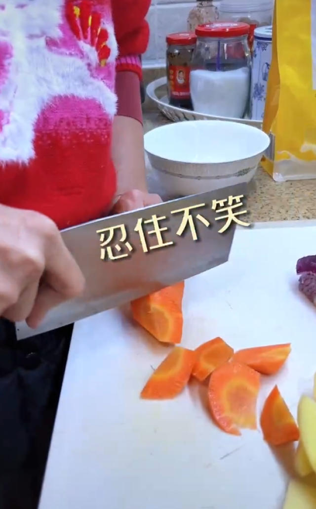 朱迅|朱迅陪家人过年亲自下厨,嘴歪明显被质疑整容失败,穿搭也很奇怪!